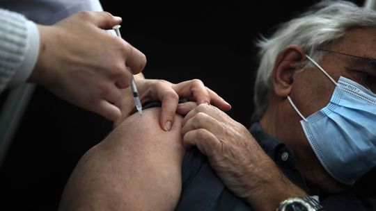 ŠÚKL eviduje vyše 850 závažných podozrení na nežiaduce účinky vakcín