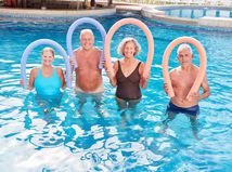 seniori, bazén, úsmev, cvičenie, aquapark, kúpele