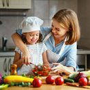 dieťa, mama, šalát, zelenina, kuchyňa, zdravá strava