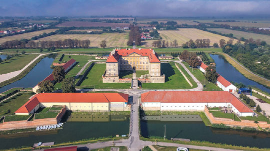 Holíčsky zámok. Vedie z neho priama cesta k...