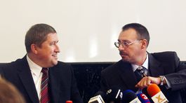 Špeciálny prokurátor Dušan Kováčik (vľavo) a...