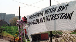 Archívna snímka zo 7. mája 1996 zachytáva...