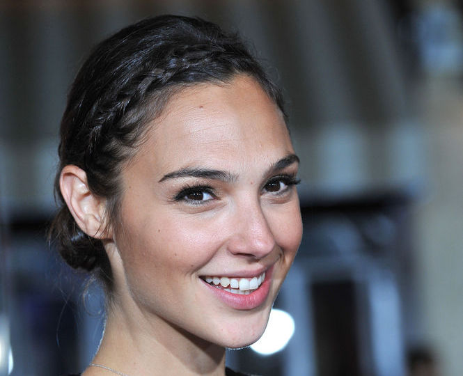 Herečka Gal Gadot a jej čarovanie s vlasmi na...
