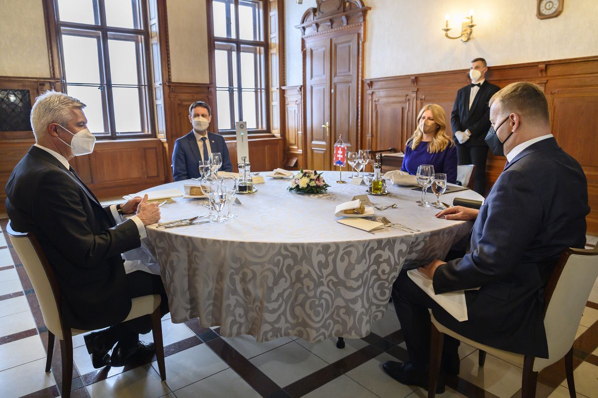 Zľava minister zahraničných vecí Ivan Korčok,...