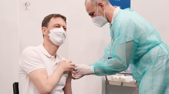 Premiéra Hegera zaočkovali prvou dávkou vakcíny proti ochoreniu COVID-19