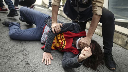 Zhromaždenia k Sviatku práce v Paríži a Istanbule sprevádzali potýčky s políciou