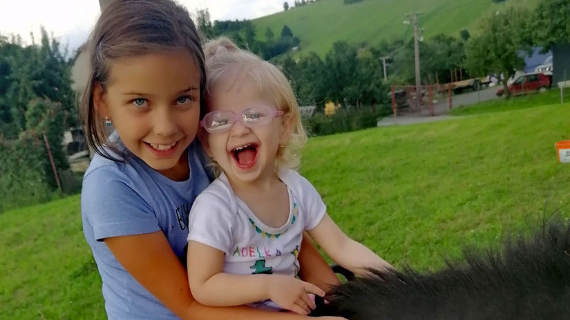 Sestry Miška a Adelka. Adelka trpí Angelmanovým...