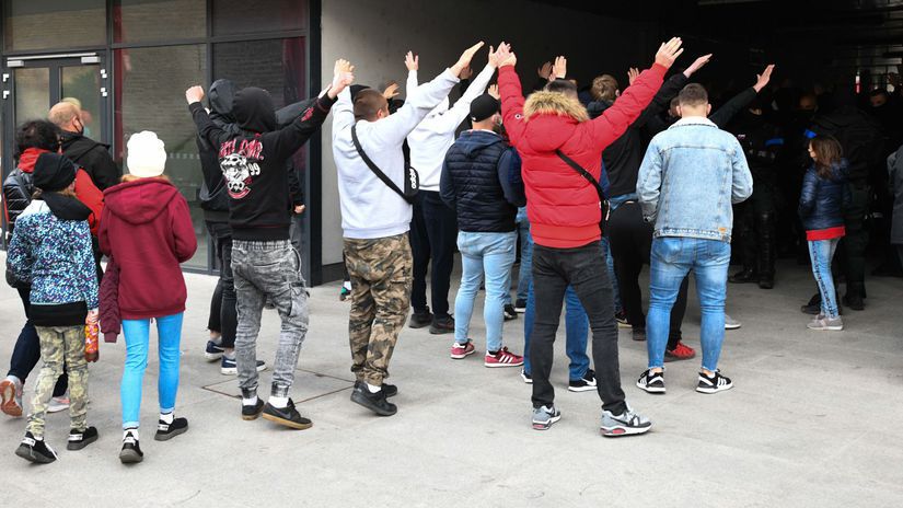 Fanúšikovia Trnavy pri Štadióne Antona...