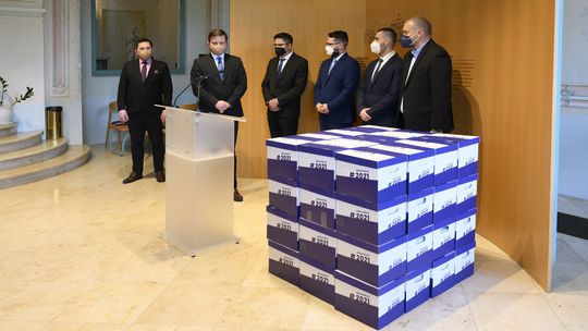 Prezidentke odovzdali vyše 600-tisíc podpisov za referendum o predčasných voľbách