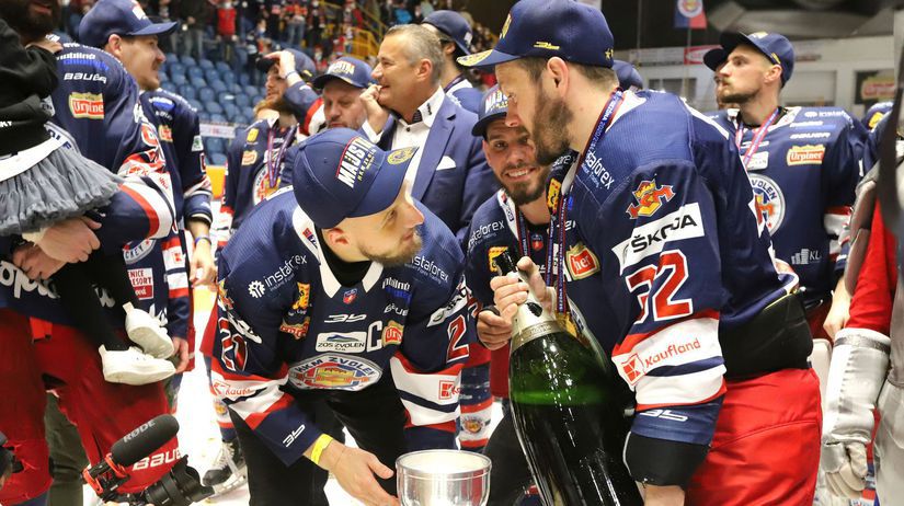 Hokejisti Zvolena oslavujú zisk majstrovského...