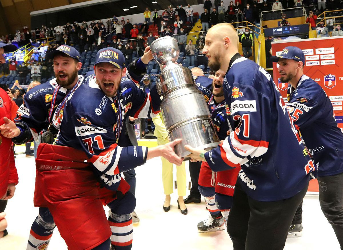 Hokejisti Zvolena s majstrovskou trofejou....