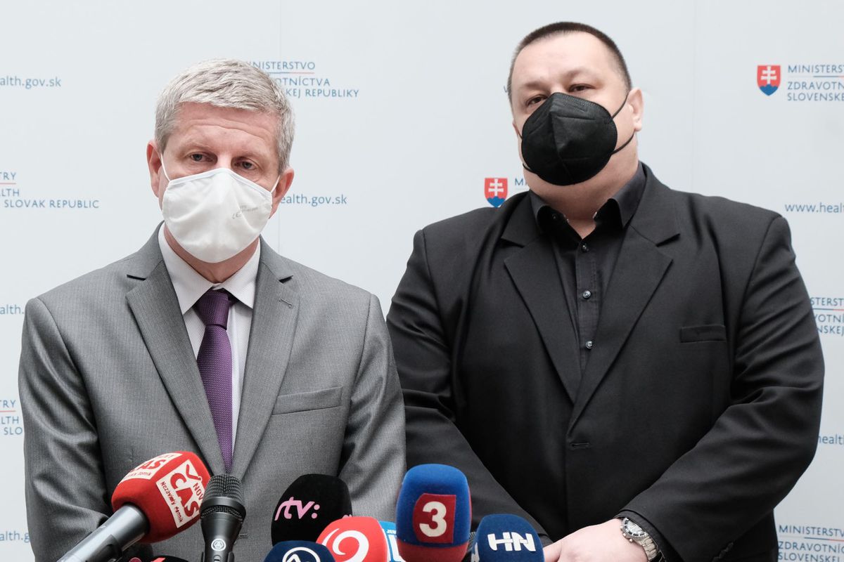 Vľavo minister zdravotníctva Vladimír...