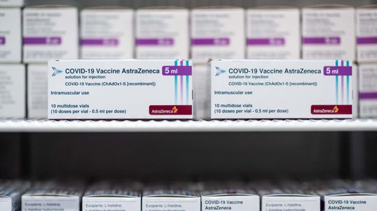 Najväčší svetový výrobca vakcín zastavil produkciu látky od AstraZenecy