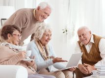 penzisti, dôchodcovia, seniori, smiech