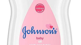 Hypoalergénny detský olej Johnson & Johnson, ktorý uzatvára v tele dvakrát viac vody než bežné telové mlieko. Predáva sa od 2,90 eura. 