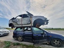 policajti auto na kapote prevoz