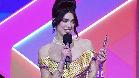 Speváčka Dua Lipa ďakuje za cenu pre najlepšiu...