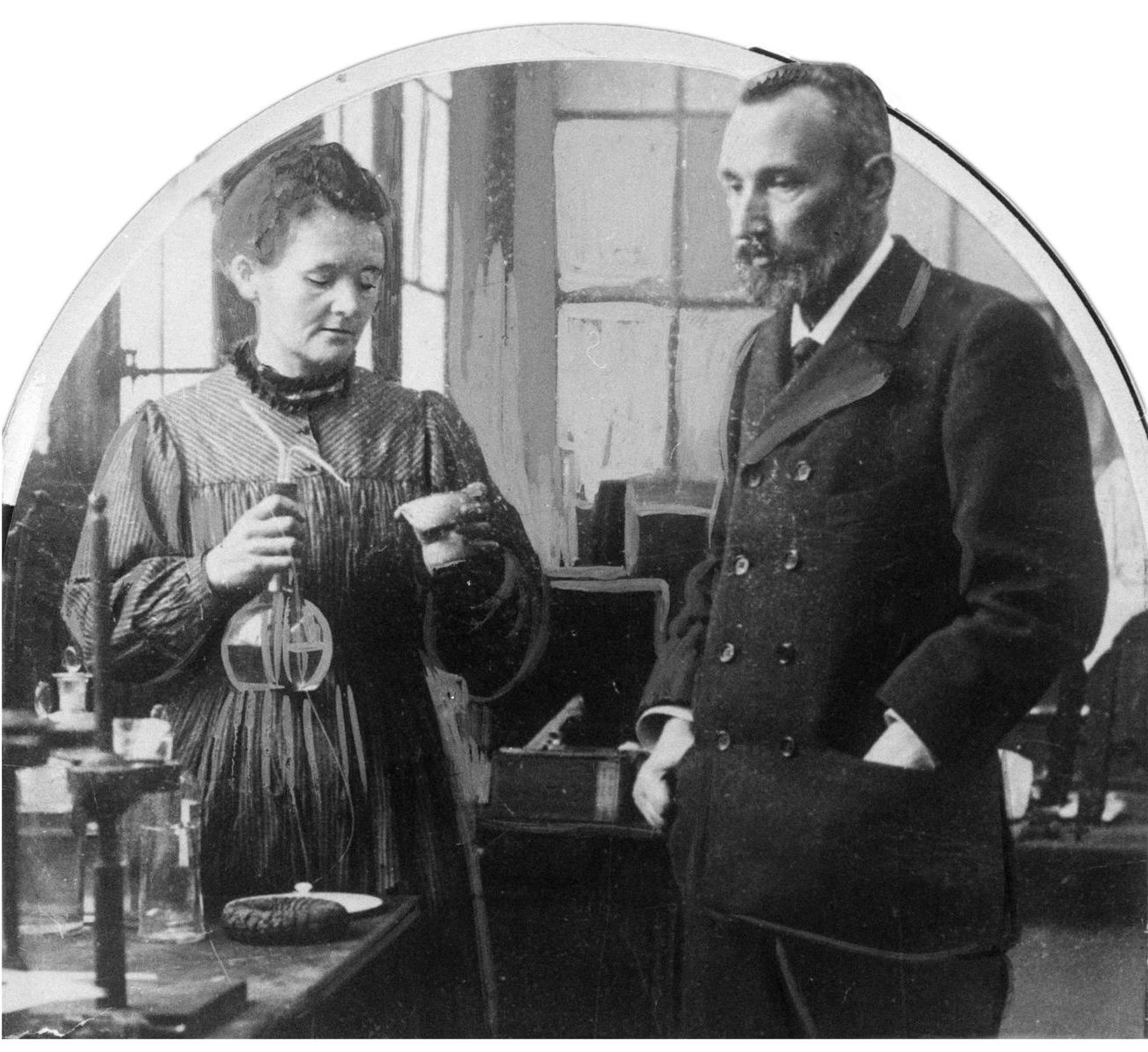 Marie Sklodowska-Curie a Pierre Curie.