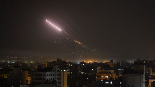 Izraelské pozemné sily útočili na Gazu, jej hranice však neprekročili