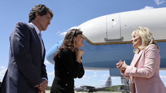 Prvá dáma USA Jill Biden (vpravo) zdraví...