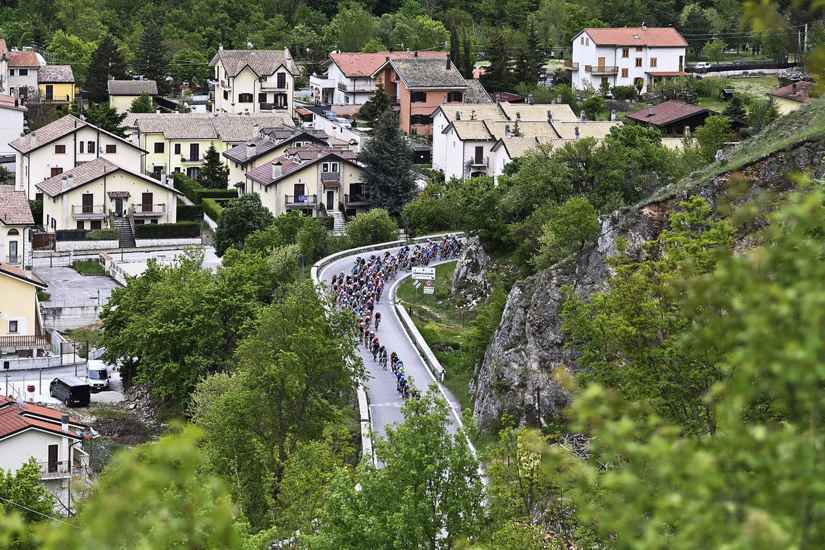 Pelotón počas 9. etapy na Giro d'Italia.