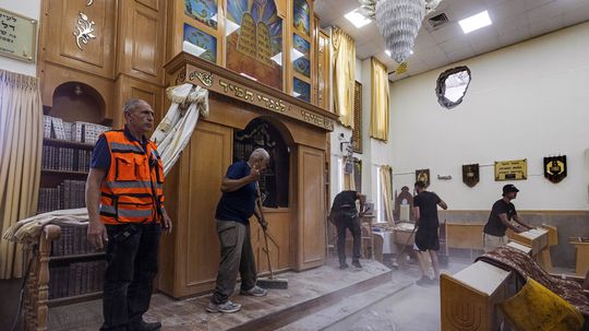 Zrútenie tribúny v synagóge si vyžiadalo najmenej dvoch mŕtvych a vyše 150 zranených