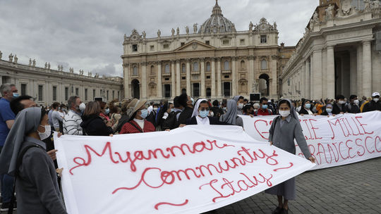 Pápež František vyzval na ukončenie bojov v Pásme Gazy aj Mjanmarsku
