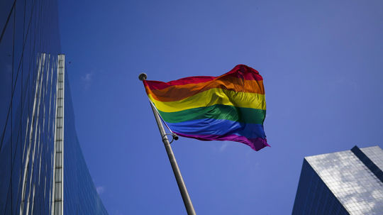 Brusel povolí príspevky pri narodení dieťaťa aj mužským homosexuálnym párom
