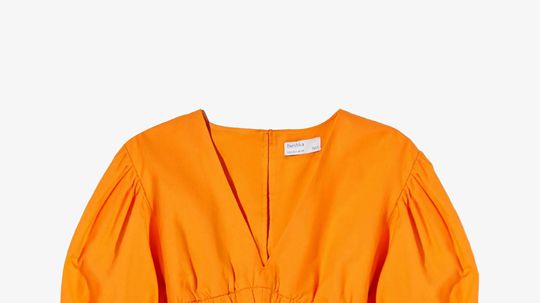 Oranžové šaty s prestrihom Bershka, za 29,99...