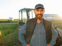 muž, traktor, pôda, poľnohospodár, farmár, úsmev