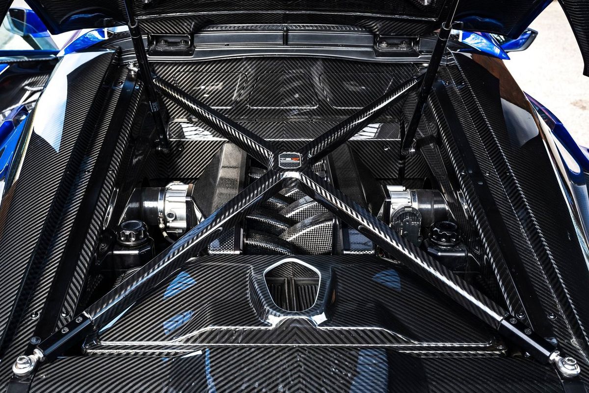 Autorsky vyvinutý motor 5,8 V8, umiestnený v...