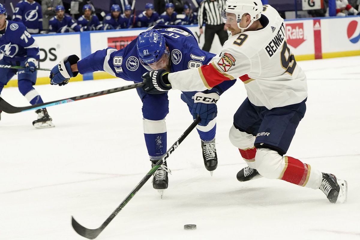 Obranca Tampy Erik Černák v súboji so Samom...