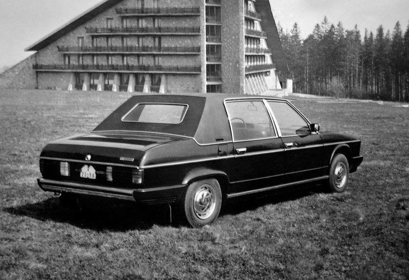 Aj s hardtopom pôsobila Tatatra 613 K v celku...