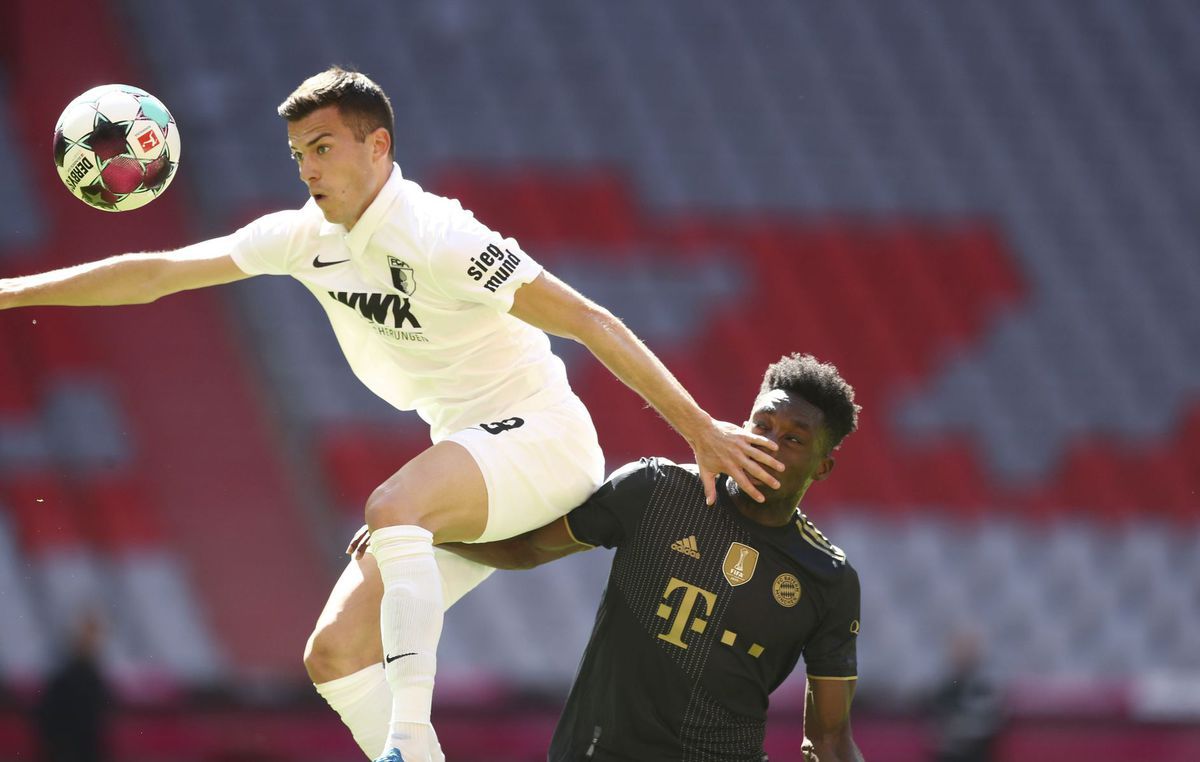 Stredopoliar Augsburgu László Bénes v súboji s...