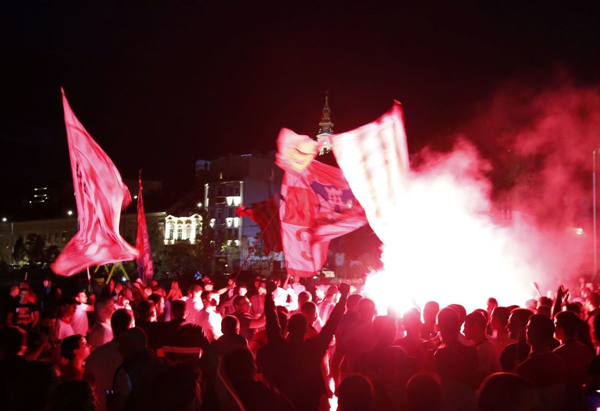 Fanúšikovia Crvenej Zvezdy Belehrad oslavujú...