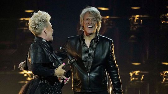 Pink a  Jon Bon Jovi  počas udeľovania...