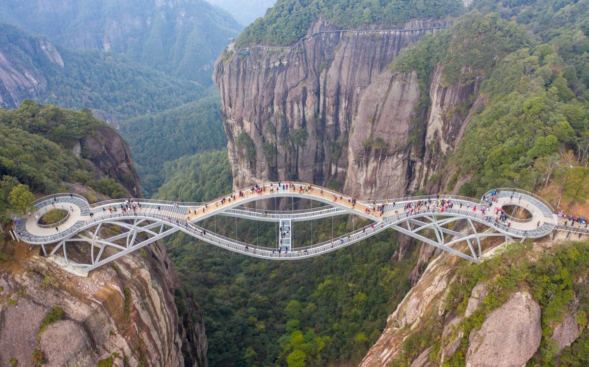 Most Ruyi Bridge tvoria tri zvlnené a vzájomne...