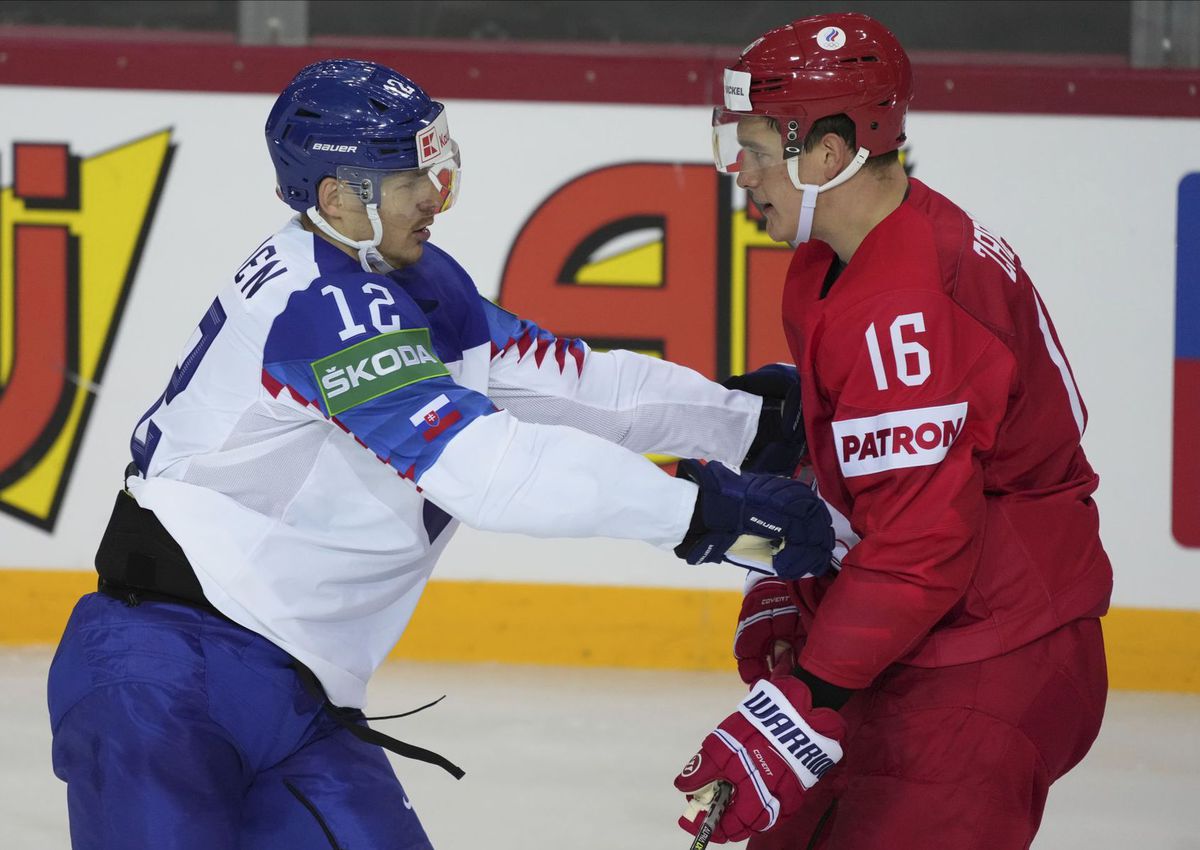 Miloš Kelemen a Nikita Zadorov počas výmeny...