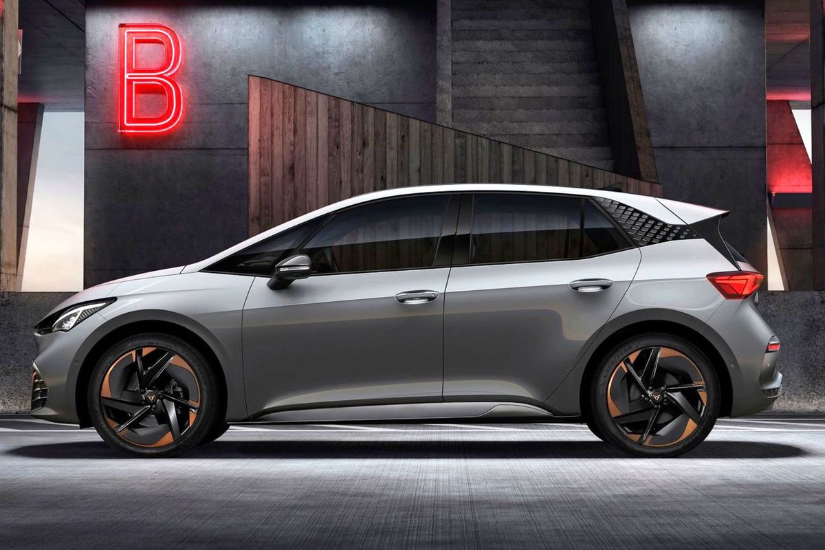 Z profilu je Cupra Born o čosi nižšia ako VW...