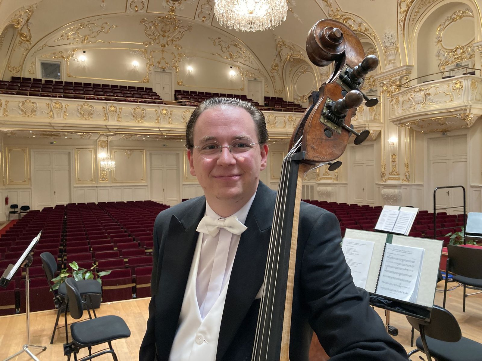 Kontrabasista Filip Jaro.