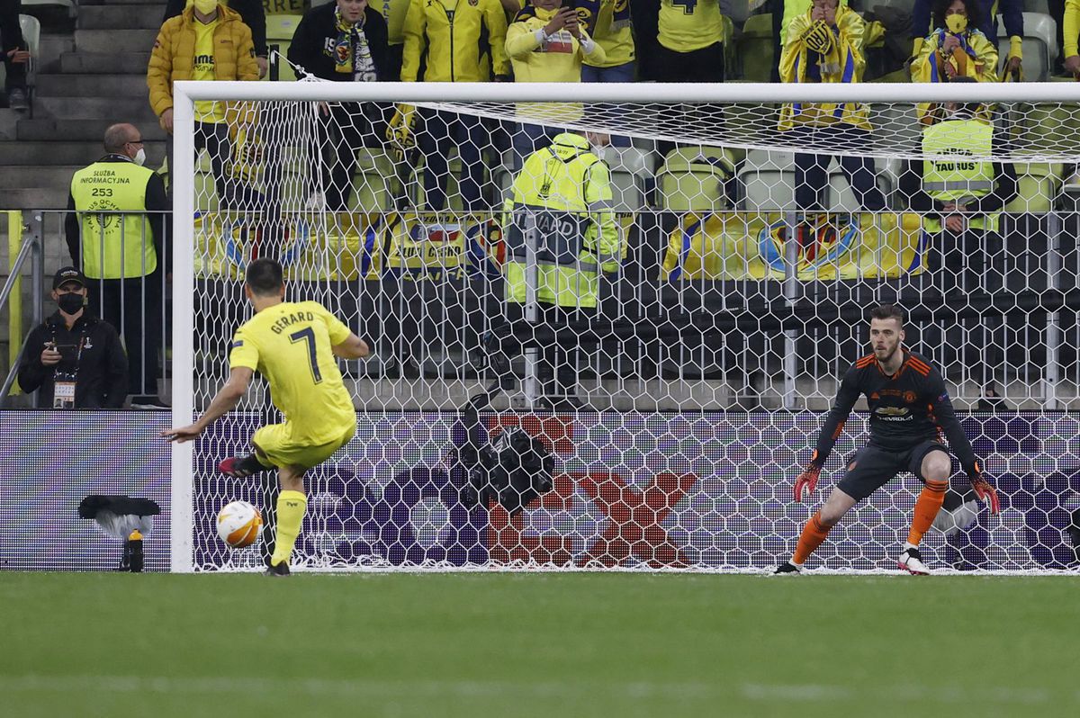 Hráč Villarrealu Gerard Moreno prekonáva v...