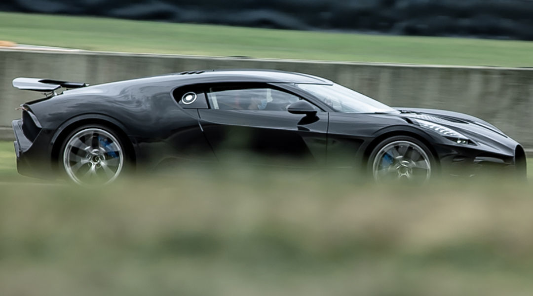 Bugatti La Voiture Noire počas testovania na...