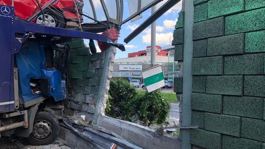  Diaľnica v Petržalke je neprejazdná, kamión prebúral protihlukovú stenu