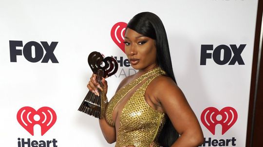 Raperka Megan Thee Stallion pózuje s cenou pre...
