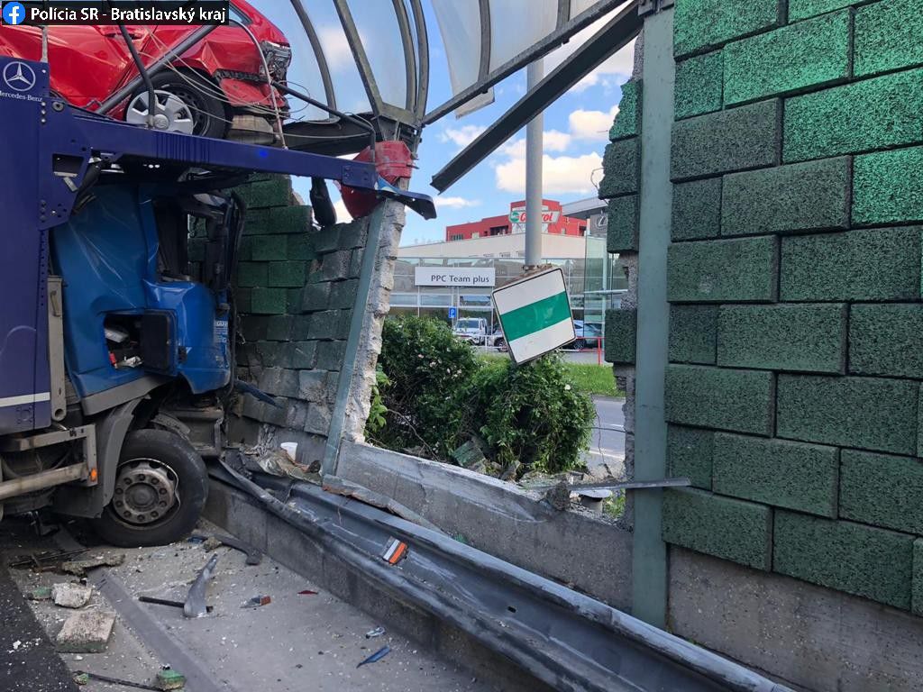 Pri náraze došlo k poškodeniu hlukovej bariéry.