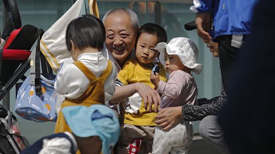 Čína uvoľnila rodinnú politiku, povolila párom mať až tri deti