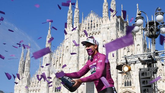 Peter Sagan oslavuje zisk cyklámenového dresu...