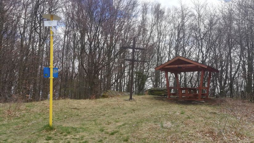 Turistických trás na vrch Javor je niekoľko a...