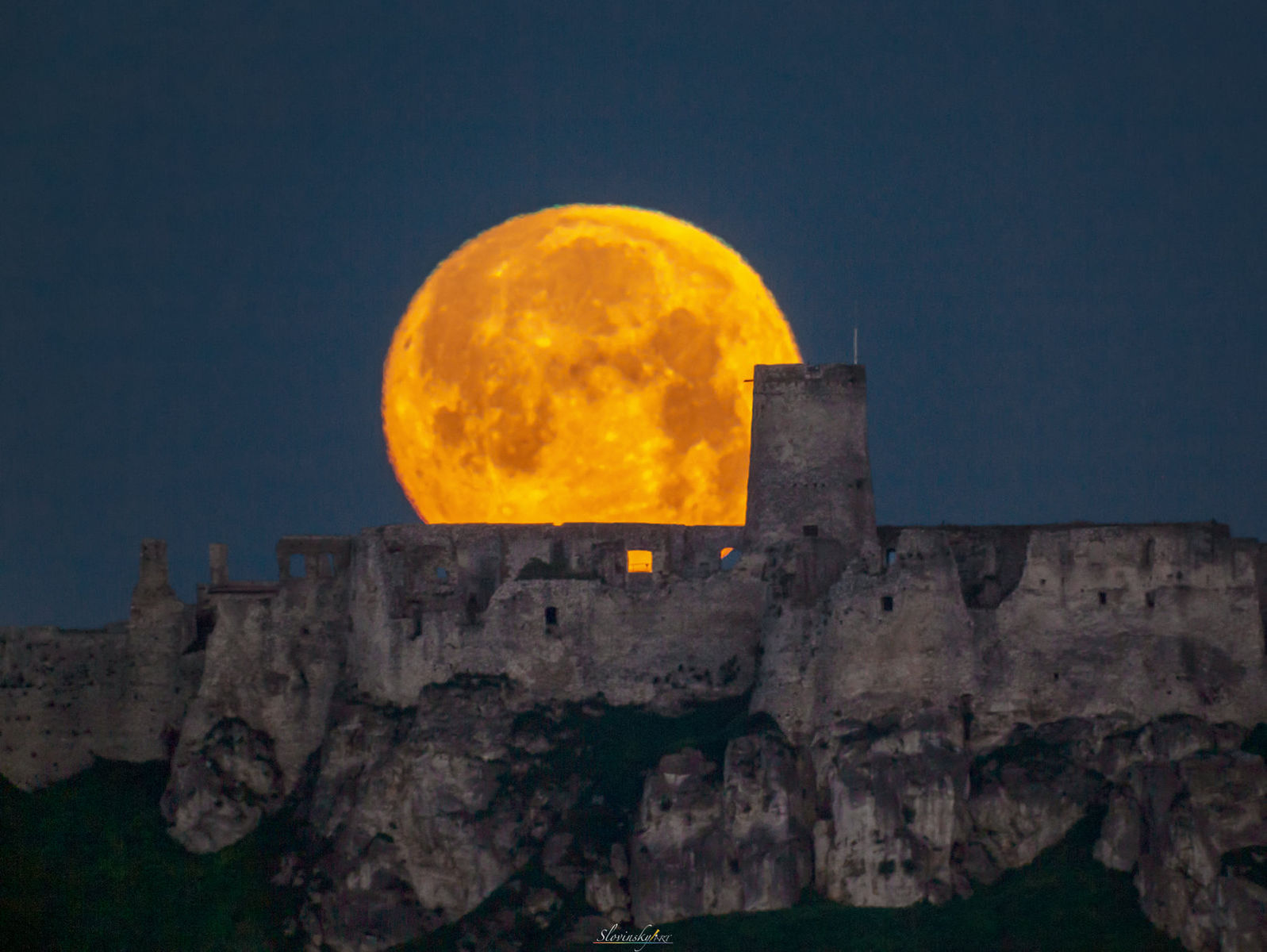 Spišský hrad ožiari iba ak Super Mesiac. Jeho...