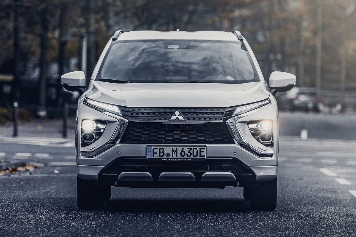 Hybridná sústava kombinuje dva elektromotory, a...